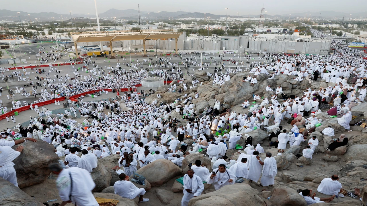 الحجاج يتدفقون إلى عرفات لأداء ركن الحج الأعظم